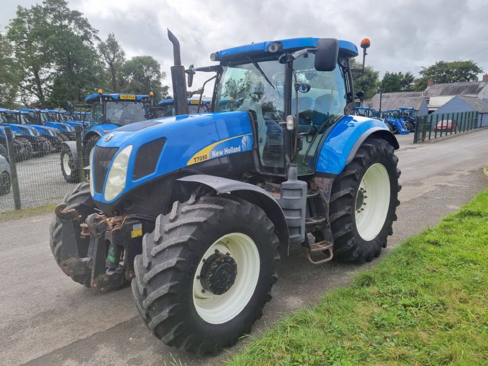 New Holland T7050